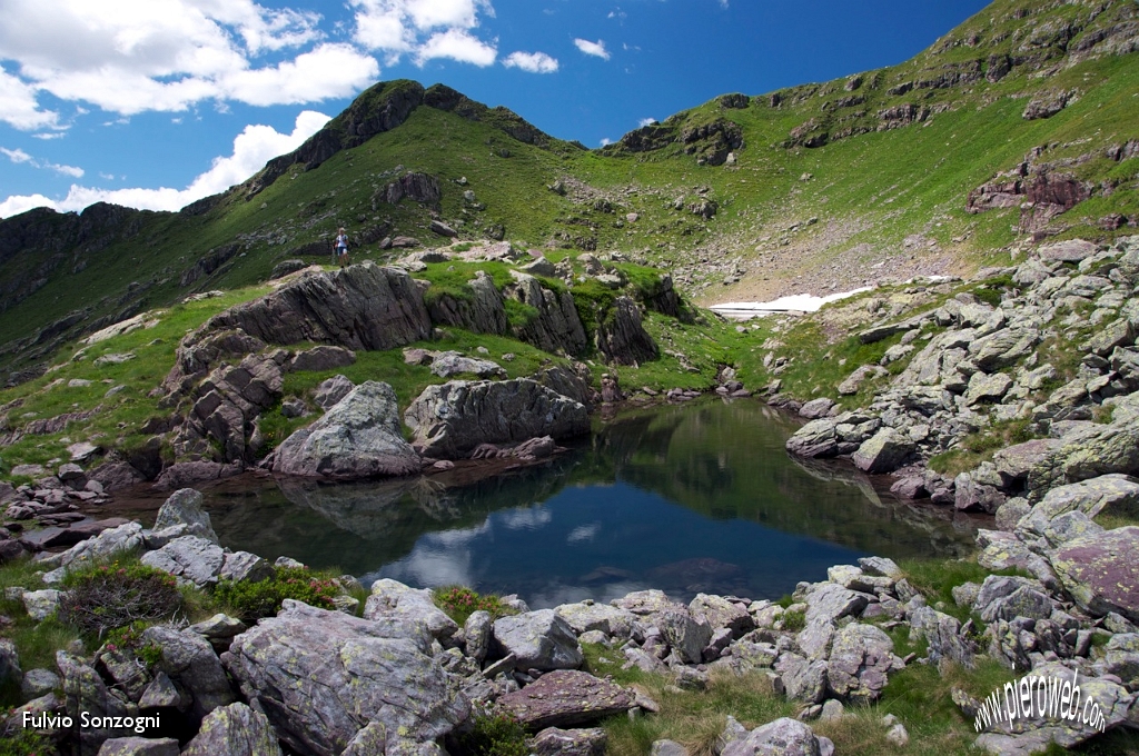 49-Sullo sfondo il P.so che porta ai laghi di Salina.jpg